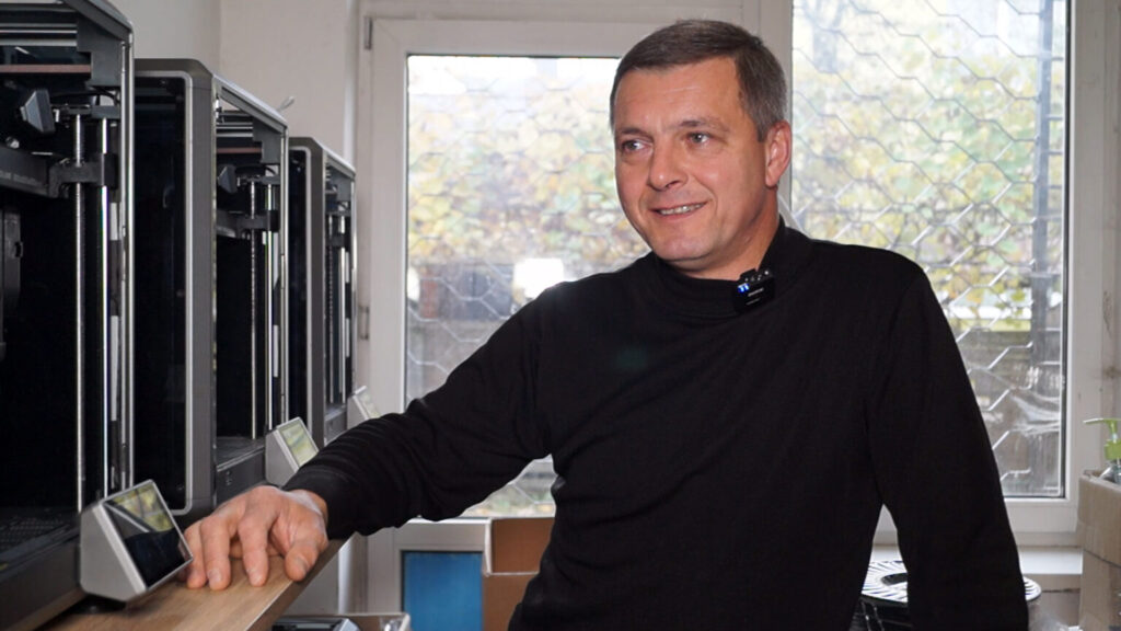 Священник з Коломийщини облаштував майстерню 3D-друку,де створює боєприпаси для ЗСУ