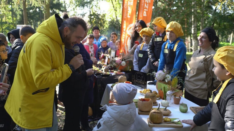 На Франківщині суддя «МастерШеф» разом з дітьми та військовими готував борщ