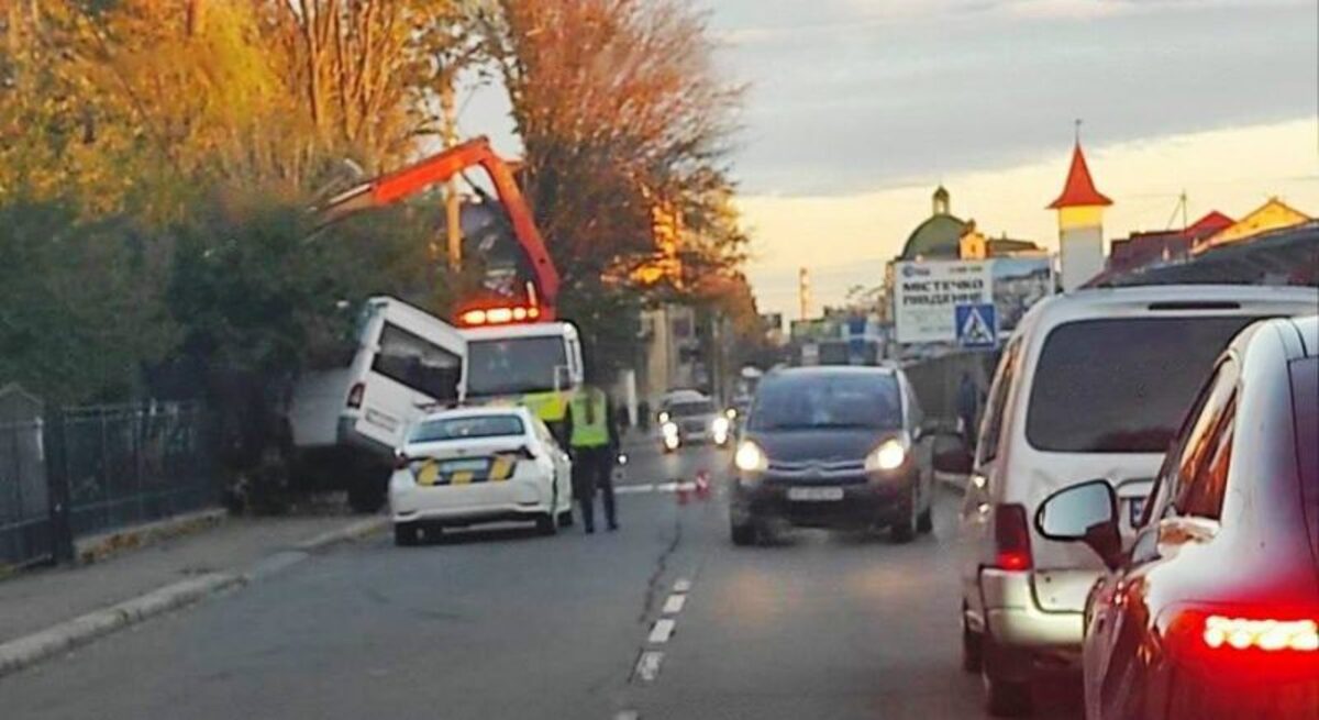 У Франківську неподалік автовокзалу був врізався у паркан