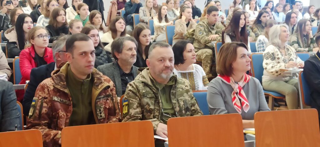 Під звуки повітряної тривоги в Івано-Франківську писали Радіодиктант національної єдності