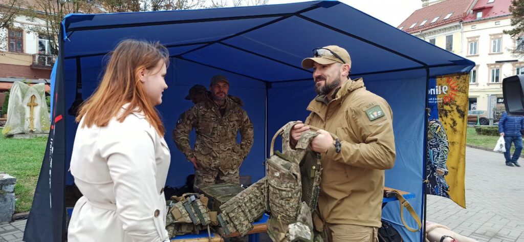 військові сувеніри і навчання з тактичної медицини,у середмісті Івано-Франківська відбувається благодійний захід,Допомога твоя – найсильніша зброя.