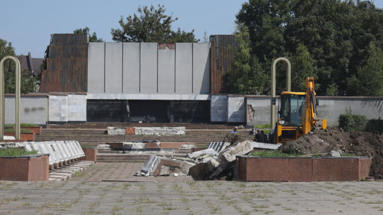 У Коломиї під радянським меморіалом виявили останки німецьких військових