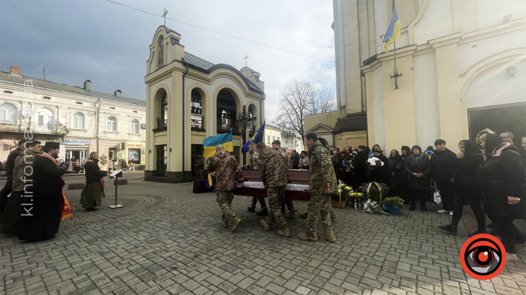 У Коломиї провели в останню путь воїна Олега Далавурака