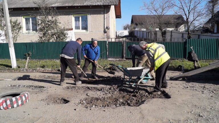 Мешканці Отинійської громади зібрали понад 650 тисяч, щоб відремонтувати дорогу