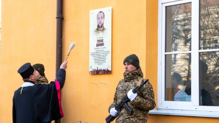 В Івано-Франківську відкрили памʼятну дошку полеглому бійцю Тарасу Данишу