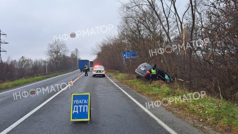 Під Коломиєю Mercedes злетів з дороги. ФОТО