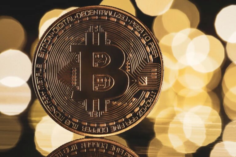 Курс Bitcoin зупинив зростання після наближення до історичного рівня у 100 тисяч доларів