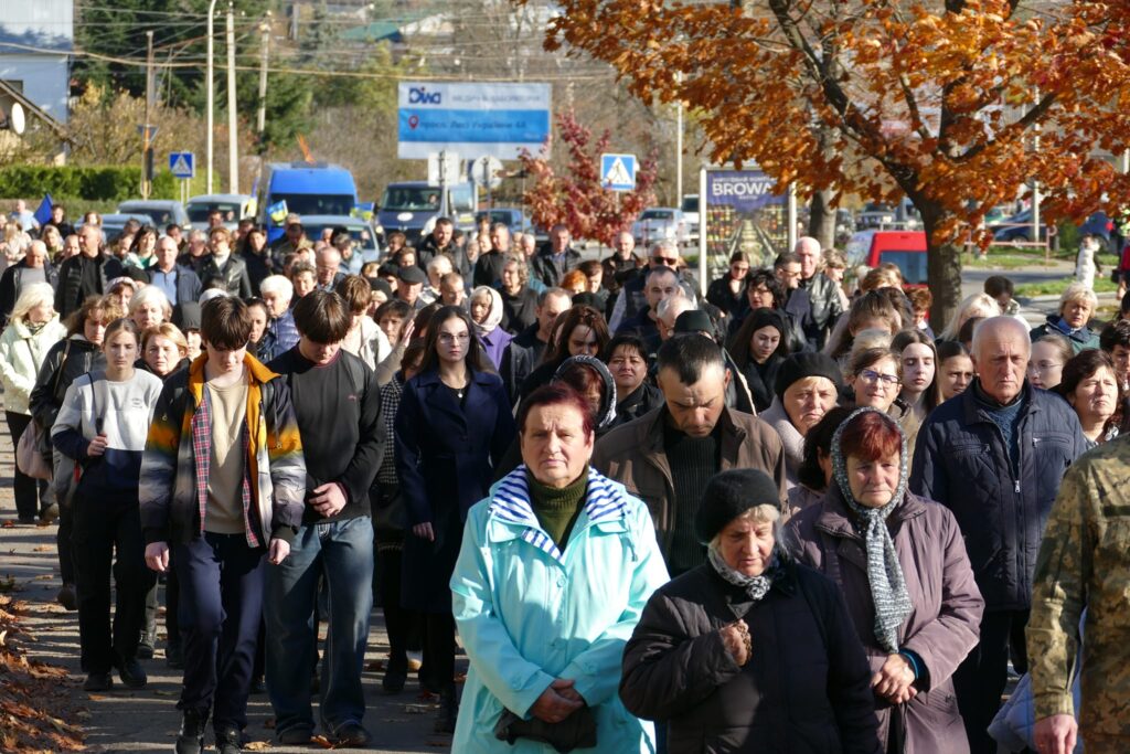 До місця останього спочинку провели на Франківщині воїна Миколу Коневича