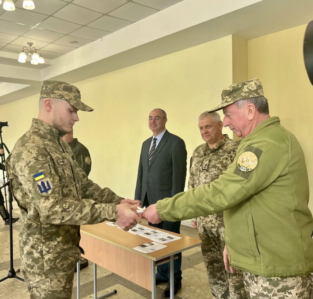 Випускники кафедри військової підготовки ПНУ отримали офіцерські погони