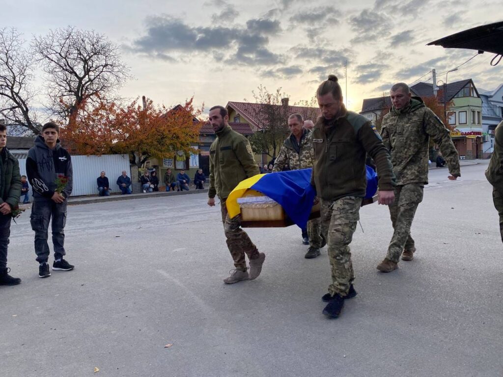 Сьогодні у Городенківській громаді проведуть в останню путь Героя Віталія Бойка