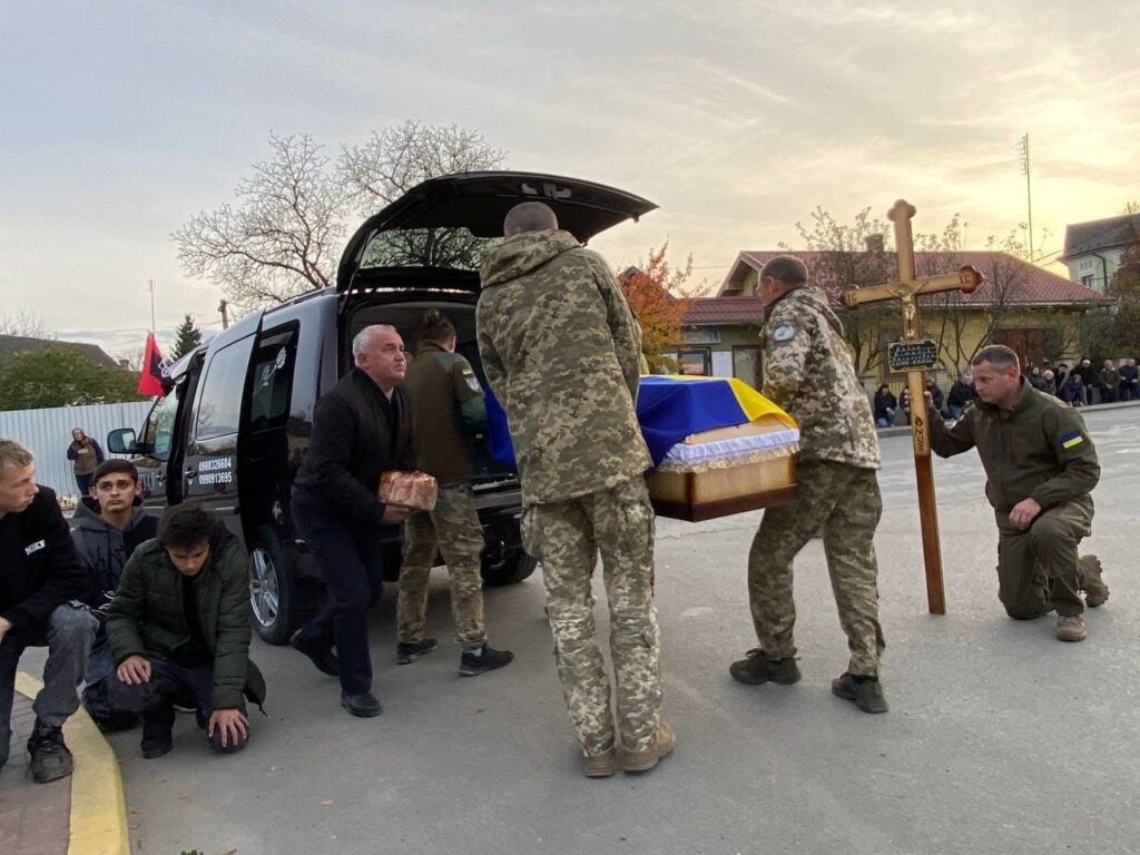 Сьогодні у Городенківській громаді проведуть в останню путь Героя Віталія Бойка