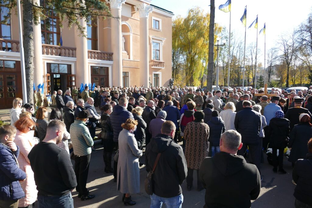 До місця останього спочинку провели на Франківщині воїна Миколу Коневича