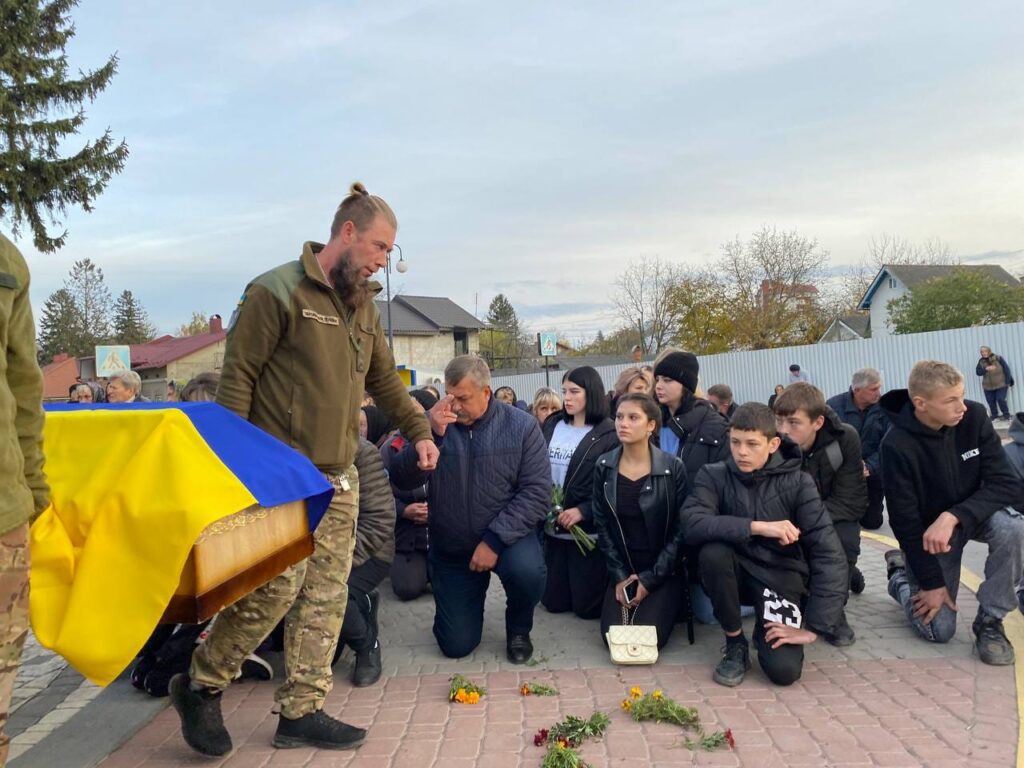 Сьогодні у Городенківській громаді проведуть в останню путь Героя Віталія Бойка