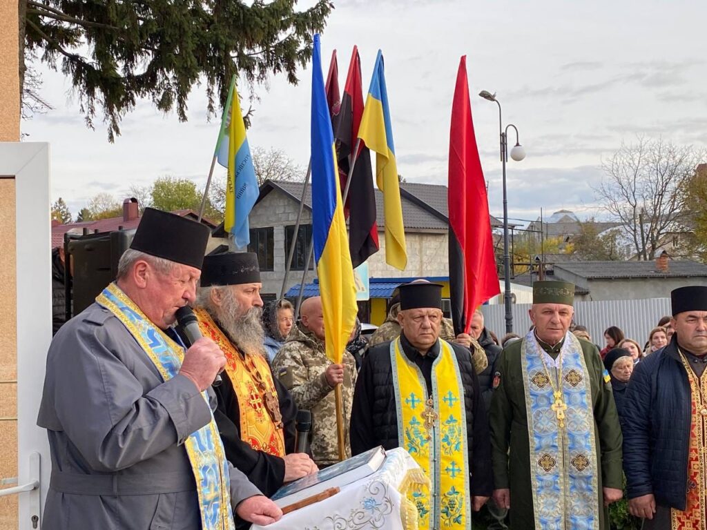 Сьогодні у Городенківській громаді проведуть в останню путь Героя Віталія Бойка