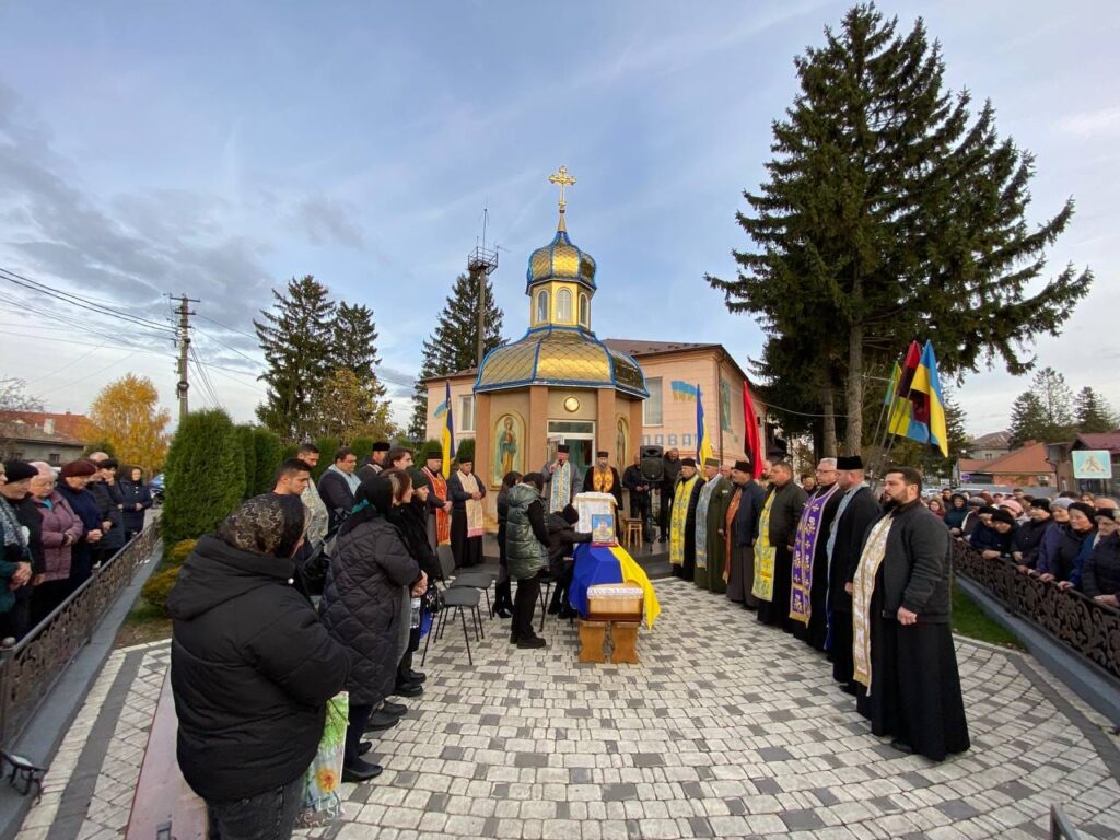 Сьогодні у Городенківській громаді проведуть в останню путь Героя Віталія Бойка