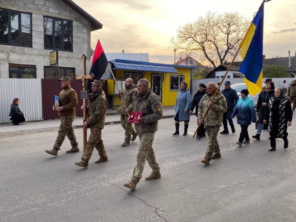 Сьогодні у Городенківській громаді проведуть в останню путь Героя Віталія Бойка