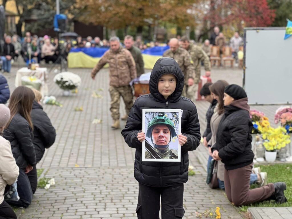 Отинійська громада на колінах зустріла полеглого 21-річного Андрія Андрусишина ФОТО