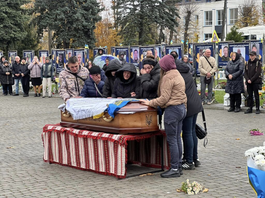 Отинійська громада на колінах зустріла полеглого 21-річного Андрія Андрусишина ФОТО