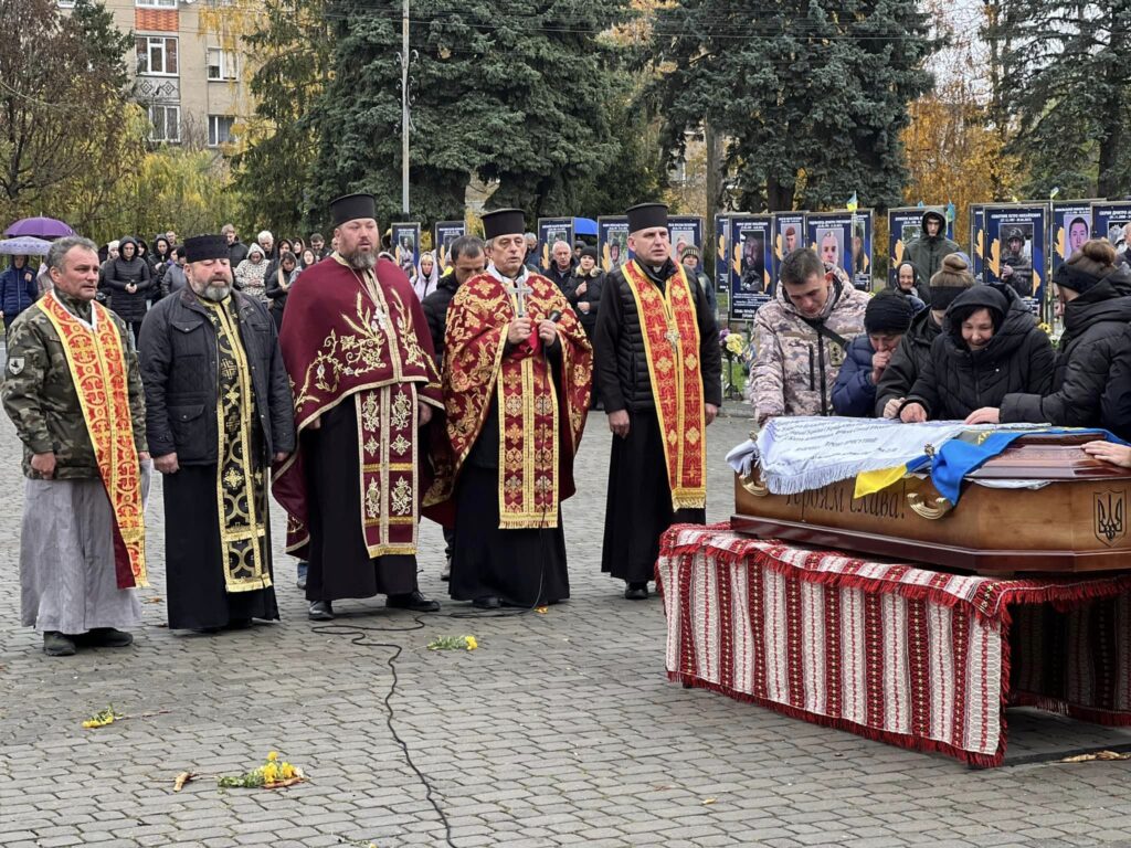 Отинійська громада на колінах зустріла полеглого 21-річного Андрія Андрусишина ФОТО