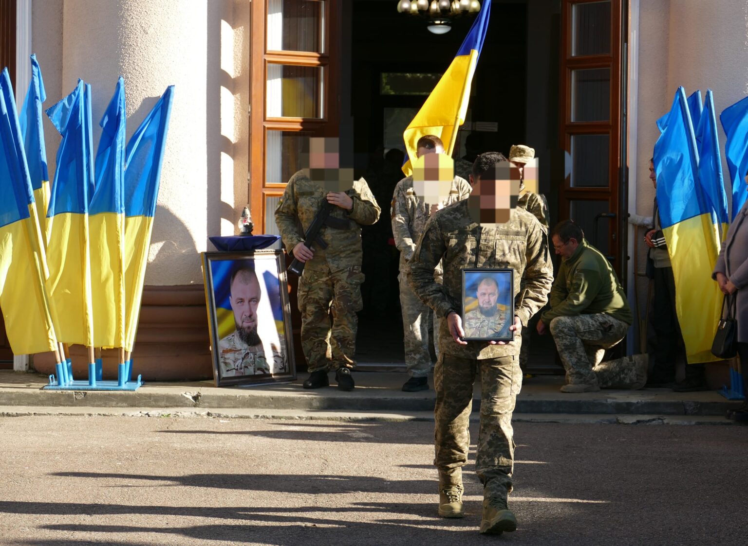 До місця останього спочинку провели на Франківщині воїна Миколу Коневича,Миколу Коневича