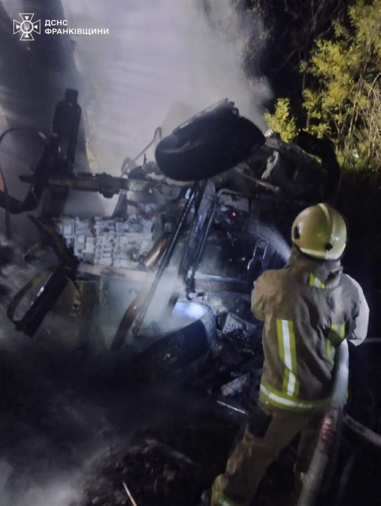 Снятинські вогнеборці ліквідували пожежу двох автомобілів