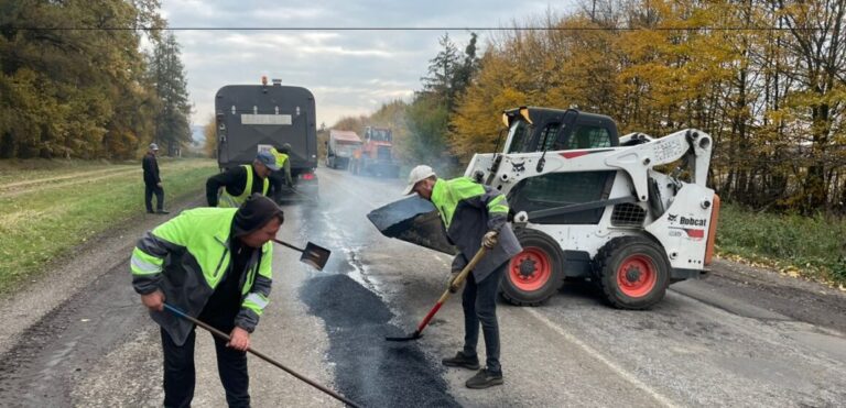 На дорозі Креховичі-Дзвиняч провели поточний ремонт