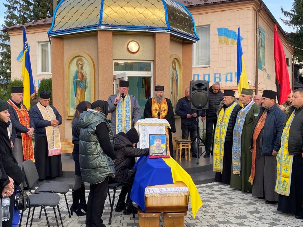 Сьогодні у Городенківській громаді проведуть в останню путь Героя Віталія Бойка