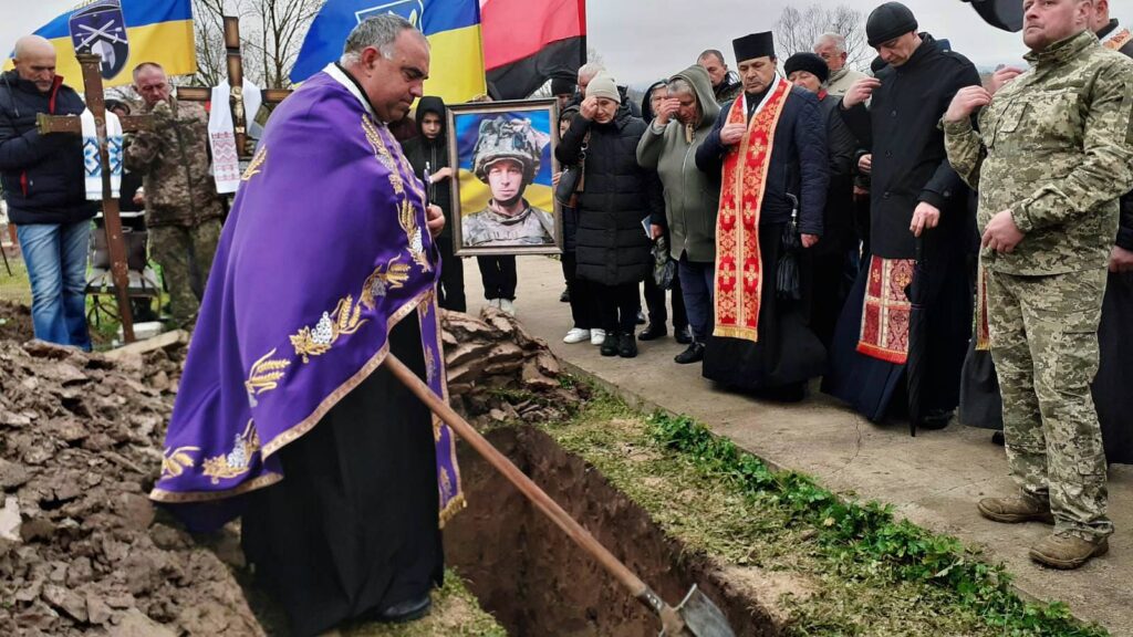 У Брошнів-Осадській громаді в останню путь провели військового Івана Шкредка