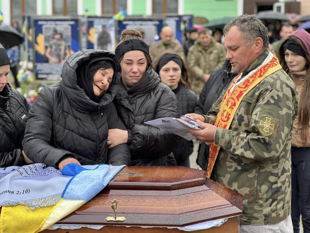 Отинійська громада на колінах зустріла полеглого 21-річного Андрія Андрусишина ФОТО