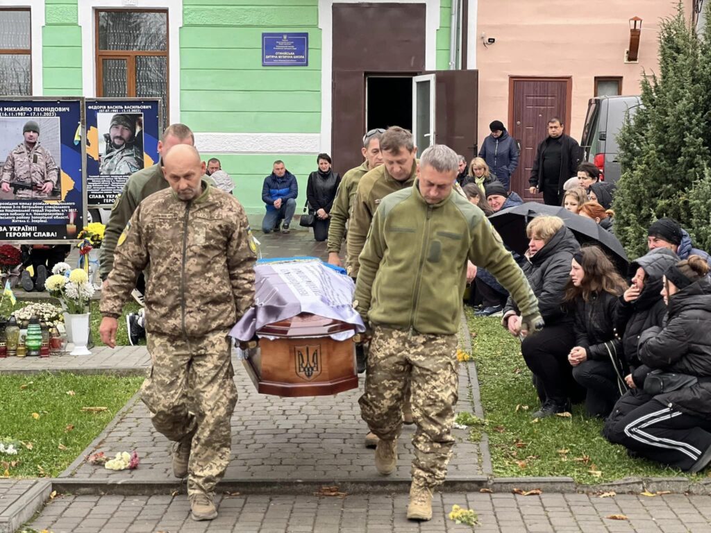 Отинійська громада на колінах зустріла полеглого 21-річного Андрія Андрусишина ФОТО