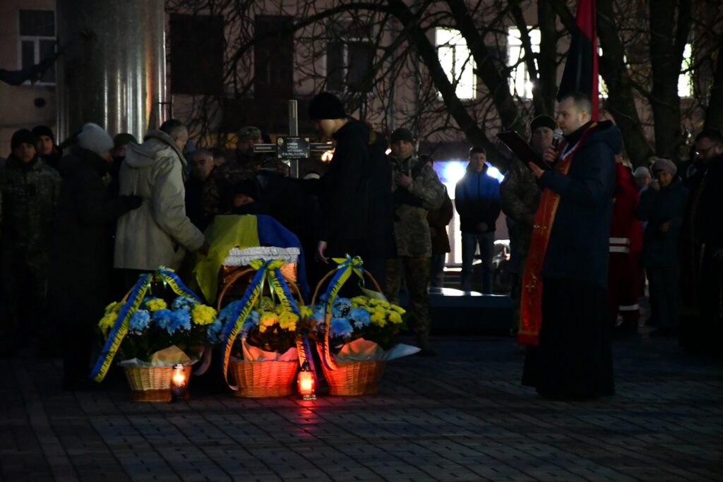 "На щиті" на Рогатинщину повернувся полеглий Віталій В'юнник ФОТО