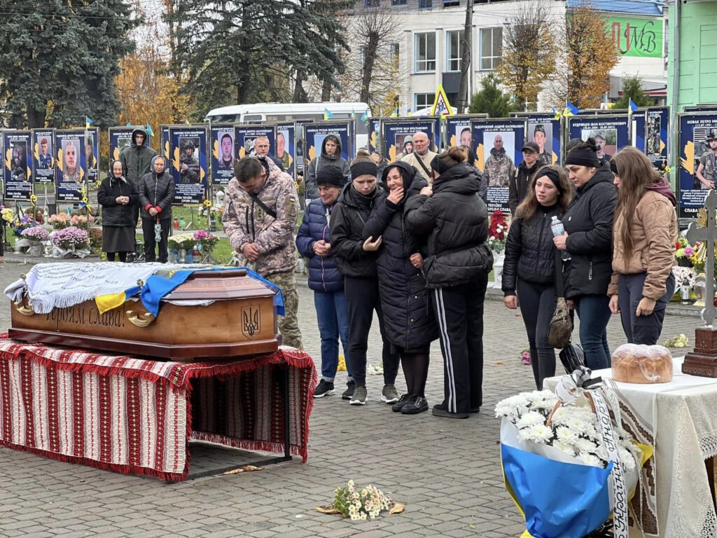 Отинійська громада на колінах зустріла полеглого 21-річного Андрія Андрусишина ФОТО