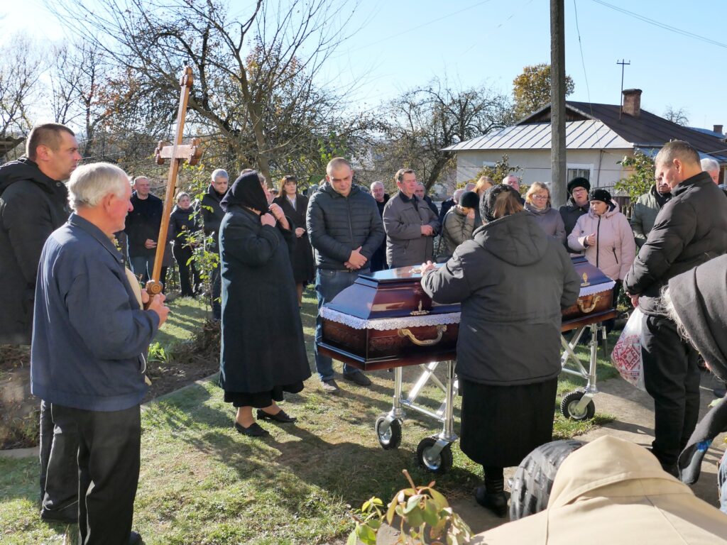 У Тисмениці провели в останню дорогу військового Петра Гаврилюка. ФОТО