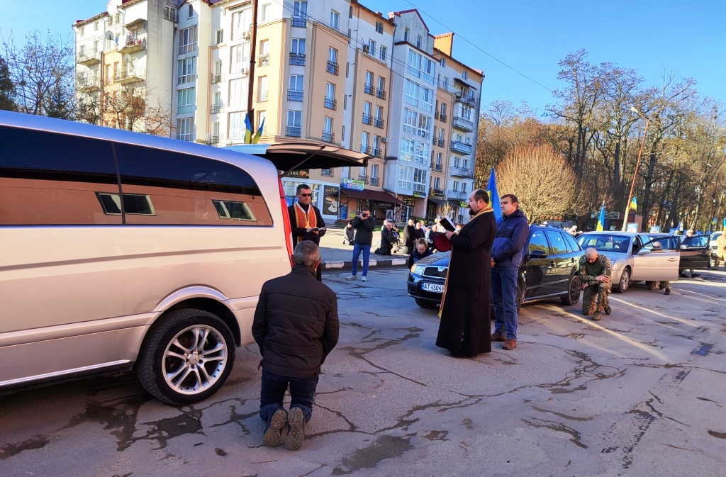 На Тлумаччині на колінах зустріли загиблого захисника Сергія Лапка