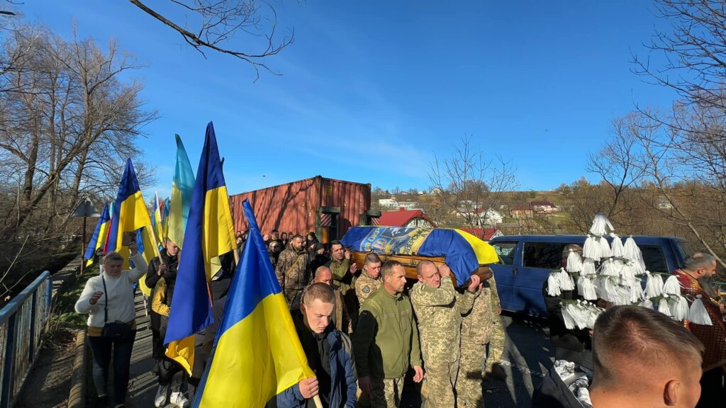 Скорботна Надвірнянська громада провела на вічний спочинок 21-річного Героя Романа Хопту