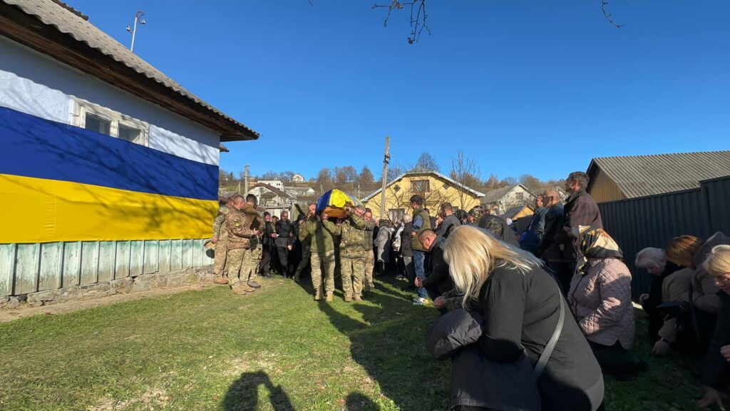 Скорботна Надвірнянська громада провела на вічний спочинок 21-річного Героя Романа Хопту