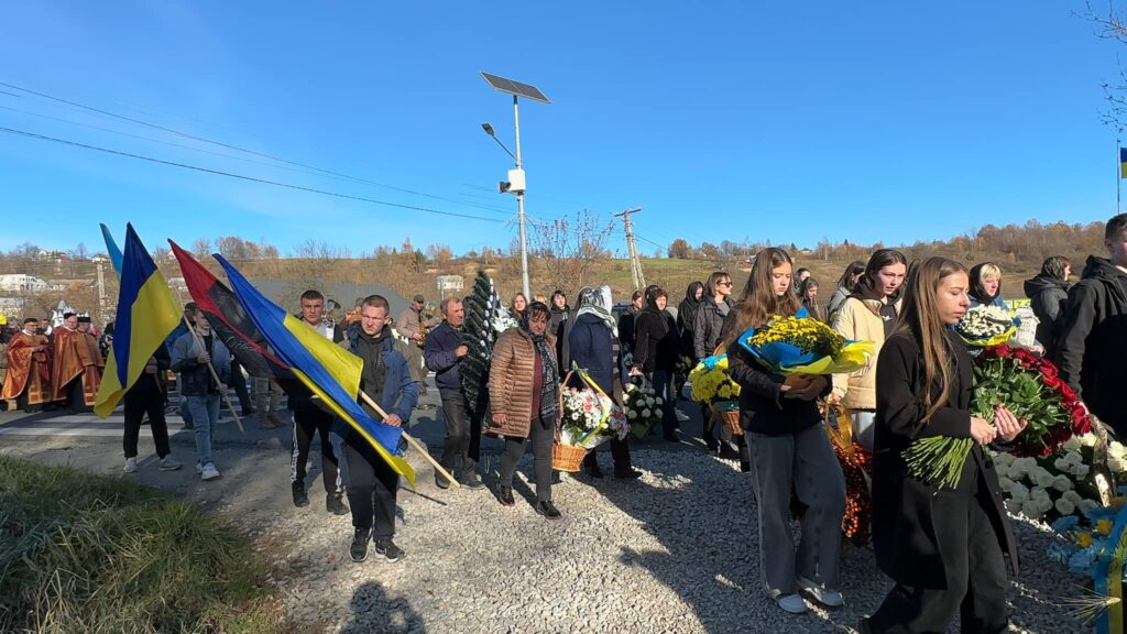 Скорботна Надвірнянська громада провела на вічний спочинок 21-річного Героя Романа Хопту