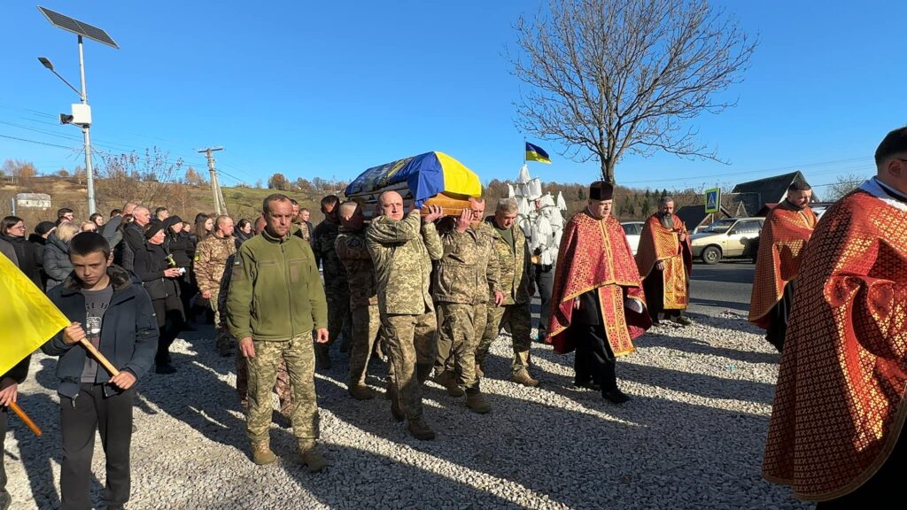 Скорботна Надвірнянська громада провела на вічний спочинок 21-річного Героя Романа Хопту