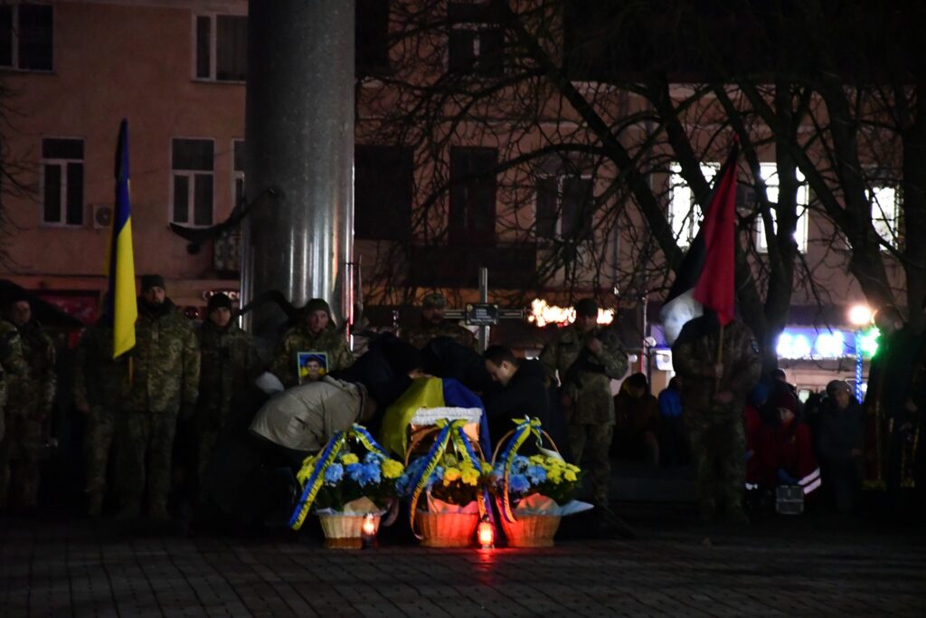 "На щиті" на Рогатинщину повернувся полеглий Віталій В'юнник ФОТО