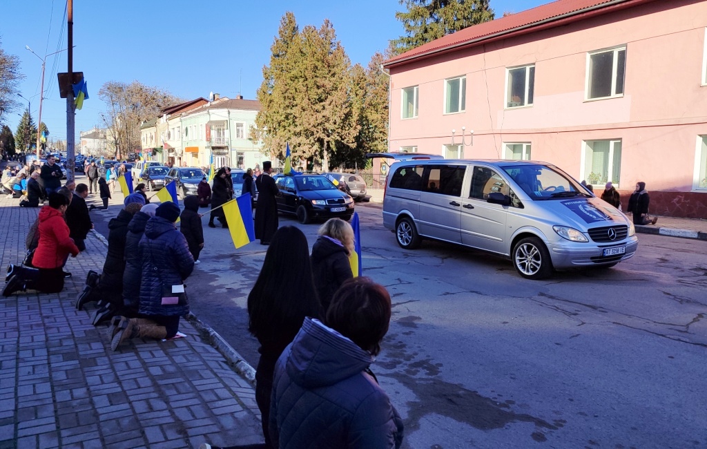 На Тлумаччині на колінах зустріли загиблого захисника Сергія Лапка