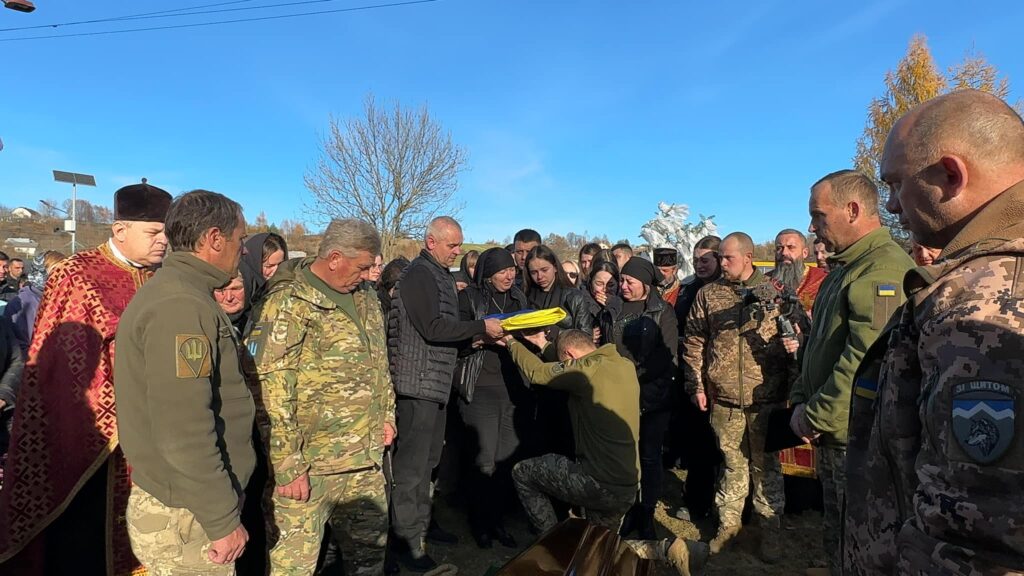 Скорботна Надвірнянська громада провела на вічний спочинок 21-річного Героя Романа Хопту