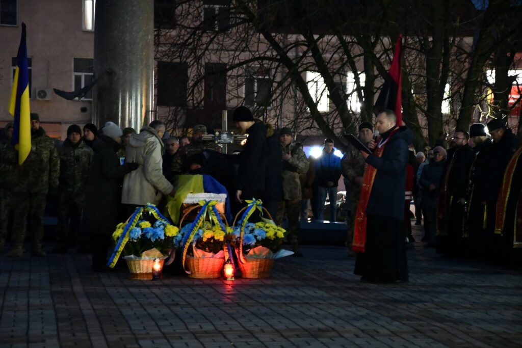 "На щиті" на Рогатинщину повернувся полеглий Віталій В'юнник ФОТО