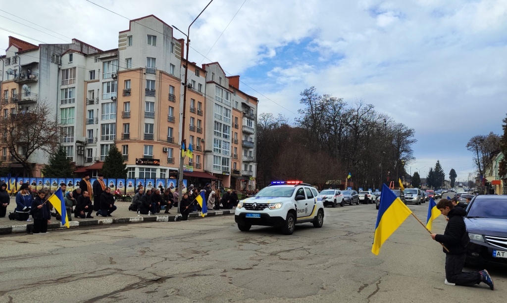 У Тлумачі на колінах зустріли загиблого захисника Василя Бойчука