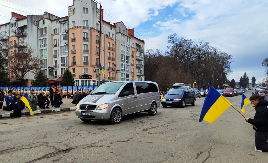 У Тлумачі на колінах зустріли загиблого захисника Василя Бойчука