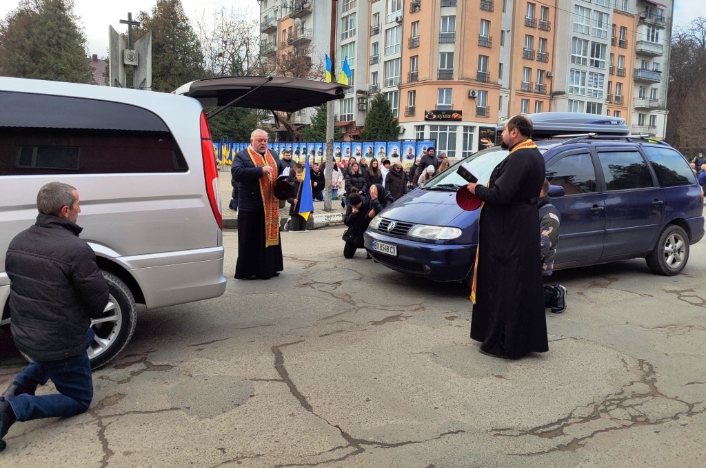 У Тлумачі на колінах зустріли загиблого захисника Василя Бойчука