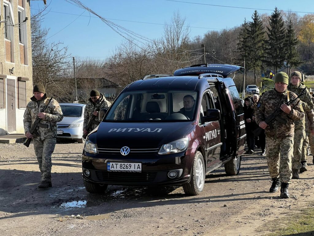 Городенківська громада провела в останню дорогу воїна Бойка Олега