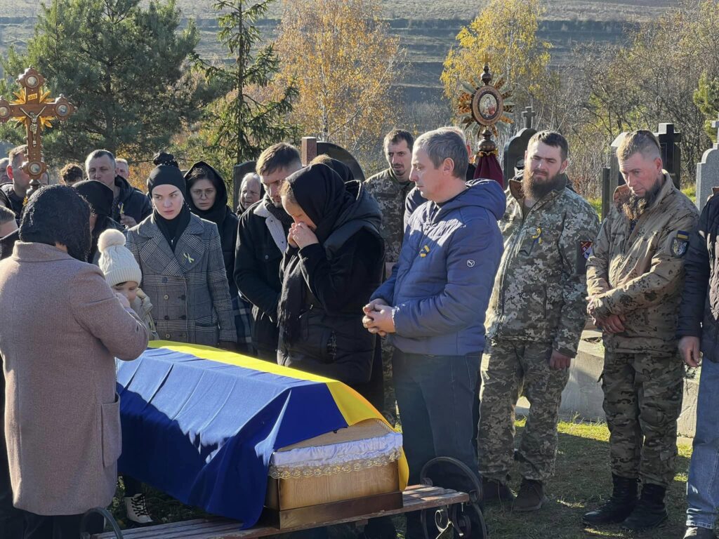 Городенківська громада провела в останню дорогу воїна Бойка Олега