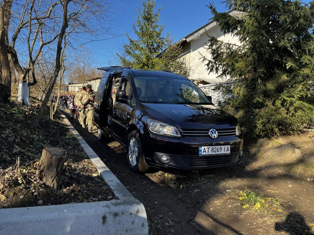 Городенківська громада провела в останню дорогу воїна Бойка Олега