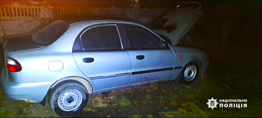 На Прикарпатті чоловік підпалив автомобіль сусіду. ФОТО