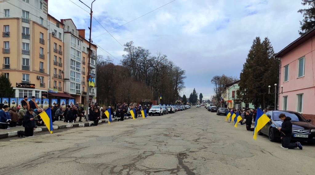 У Тлумачі на колінах зустріли загиблого захисника Василя Бойчука